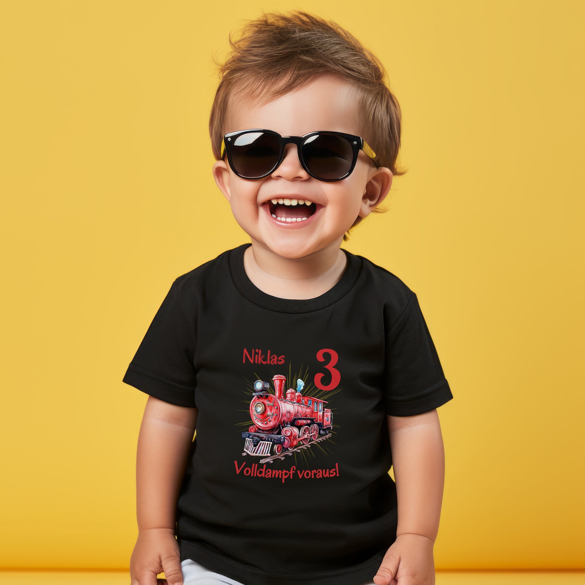 Personalisiertes Geburtstagsshirt mit Namen und Zahl, perfekt als Kindergeburtstag T-Shirt oder Geschenk zum Geburtstag. Dieses weiche Bio-Baumwoll T-Shirt zum Geburtstag ist ideal für Jungen und Mädchen, die ihren großen Tag stilvoll feiern möchten. Das Geburtstagsshirt mit Namen ist langlebig, pflegeleicht und in Schwarz, Weiß erhältlich. Tolles Kindergeburtstagsgeschenk für Familienfeier, Kindergartenparty oder Geburtstagsfeier. Geburtstagsshirt mit Zug Dampflok, Geburtstagsshirt mit Namen