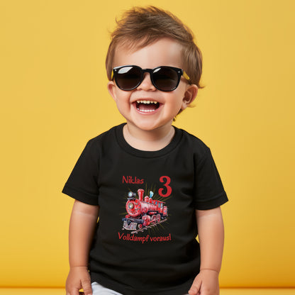 Personalisiertes Geburtstagsshirt mit Namen und Zahl, perfekt als Kindergeburtstag T-Shirt oder Geschenk zum Geburtstag. Dieses weiche Bio-Baumwoll T-Shirt zum Geburtstag ist ideal für Jungen und Mädchen, die ihren großen Tag stilvoll feiern möchten. Das Geburtstagsshirt mit Namen ist langlebig, pflegeleicht und in Schwarz, Weiß erhältlich. Tolles Kindergeburtstagsgeschenk für Familienfeier, Kindergartenparty oder Geburtstagsfeier. Geburtstagsshirt mit Zug Dampflok, Geburtstagsshirt mit Namen