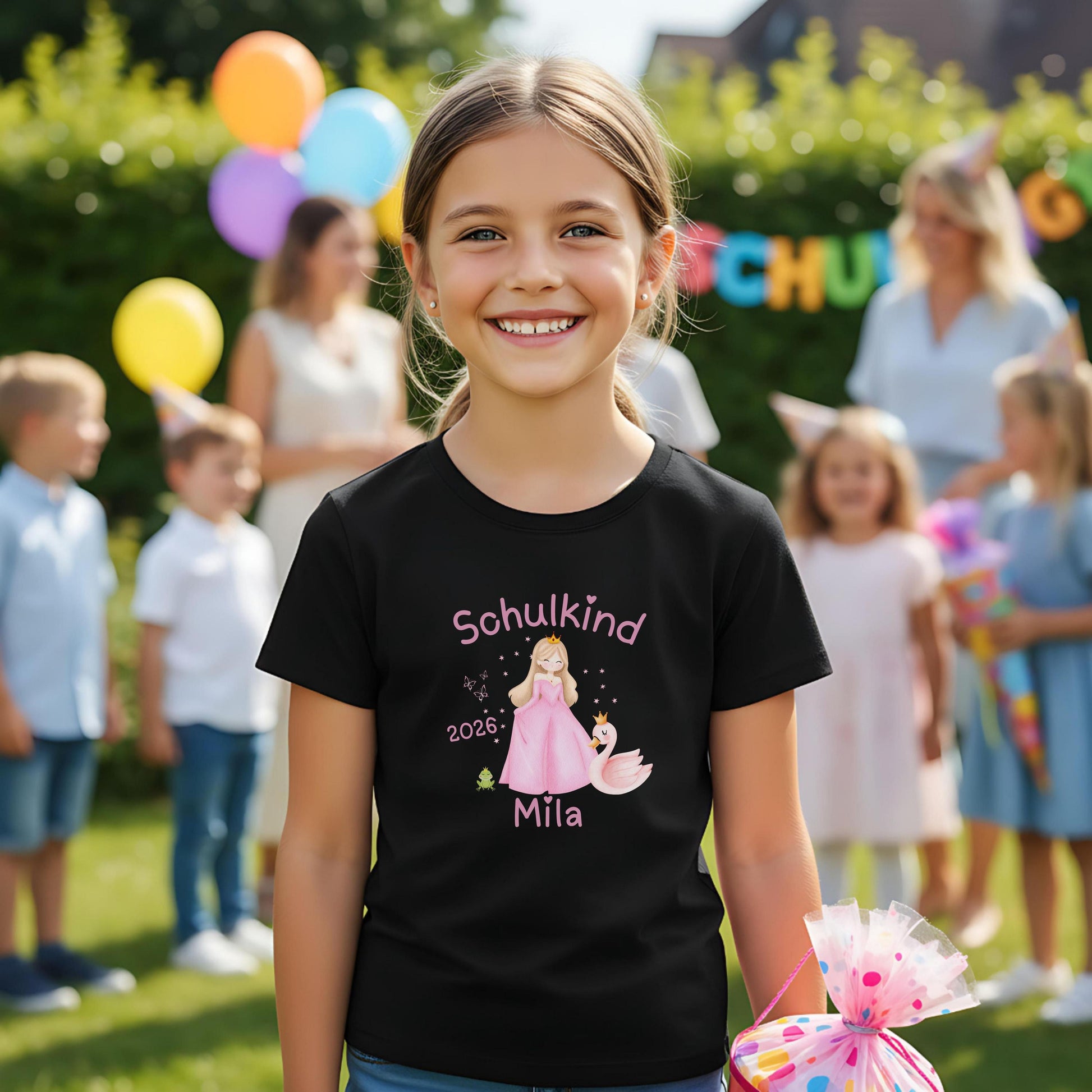 Personalisiertes Schulkind T-Shirt 2026 für Mädchen mit Prinzessin und Schwan. Einschulungsshirt aus Bio-Baumwolle – ideal als Geschenk zur Einschulung oder für die Schultüte. Schulanfang T-Shirt mit Name, geeignet für den ersten Schultag, Kita Abschied, Bye Bye Kindergarten, Einschulungsfeier oder als Schulkind Outfit 2026. Mädchen T-Shirt zur Einschulung, perfekt als Einschulungsgeschenk für Tochter, Enkelin oder Patenkind. Erstklässler Shirt für Mädchen Schulkind T-Shirt Prinzessin