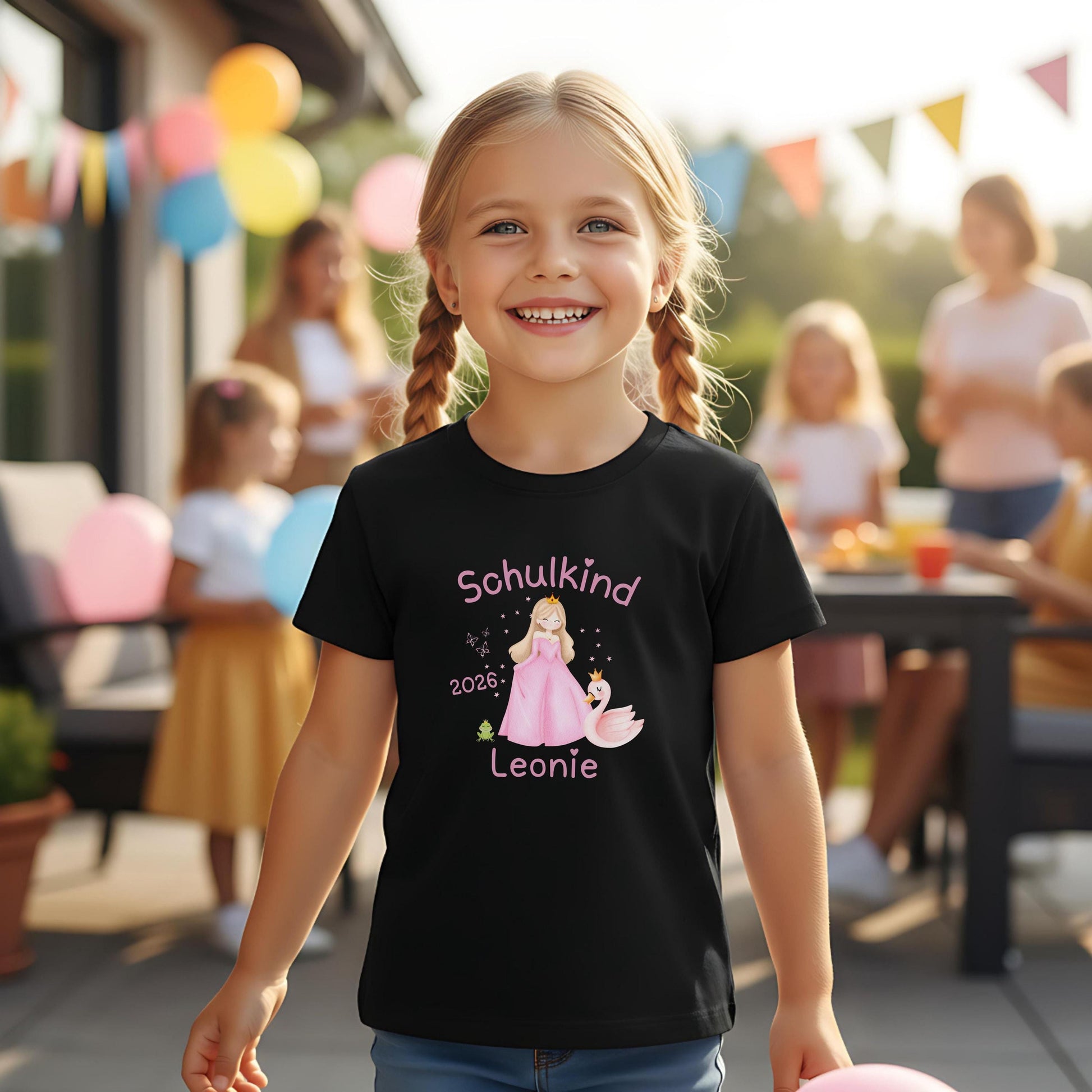 Personalisiertes Schulkind T-Shirt 2026 für Mädchen mit Prinzessin und Schwan. Einschulungsshirt aus Bio-Baumwolle – ideal als Geschenk zur Einschulung oder für die Schultüte. Schulanfang T-Shirt mit Name, geeignet für den ersten Schultag, Kita Abschied, Bye Bye Kindergarten, Einschulungsfeier oder als Schulkind Outfit 2026. Mädchen T-Shirt zur Einschulung, perfekt als Einschulungsgeschenk für Tochter, Enkelin oder Patenkind. Erstklässler Shirt für Mädchen Schulkind T-Shirt Prinzessin