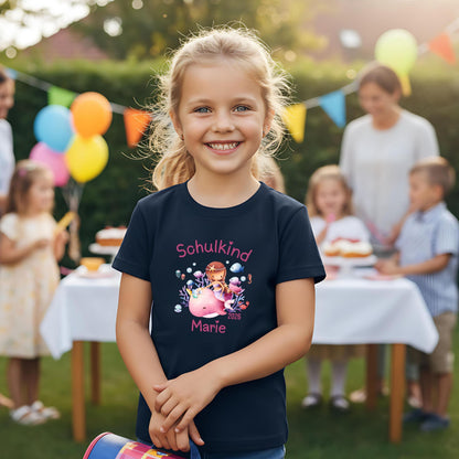 Personalisiertes Schulkind T-Shirt 2026 mit Meerjungfrau für Mädchen zur Einschulung. Einschulungsshirt mit Wal und Korallen, ideal als Geschenk zur Einschulung für Mädchen, Meerfans und kleine Träumerinnen. Erstklässler T-Shirt personalisiert mit Name und Jahr, geeignet für Einschulungsfeier, Kita-Abschied oder ersten Schultag. Hochwertiges Bio-Baumwolle T-Shirt als Schulanfang Geschenk oder Schultüten-Inhalt. Schulkind Outfit 2026, T-Shirt Schulkind Meerjungfrau 2026, Einschulungsshirt Mädchen