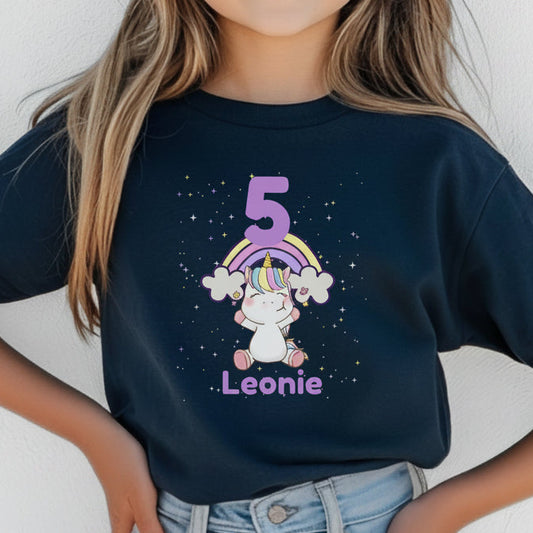 Personalisierbares Einhorn Geburtstagsshirt für Mädchen mit Name und Alter. Kinder T-Shirt mit süßem Einhorn und Regenbogen, ideal als Geschenk zum Geburtstag. Perfektes Geburtstagsoutfit für Einhorn-Fans, Mädchengeburtstag, Kinderparty oder Fotoshooting. Einhorn Kindergeburtstag Shirt mit Zahl, individualisierbar, hochwertig bedruckt und gestaltet. Ideal als personalisiertes Geschenk aus Deutschland für kleine Mädchen mit Fantasie. Geburtstagsshirt Einhorn mit Name & Zahl