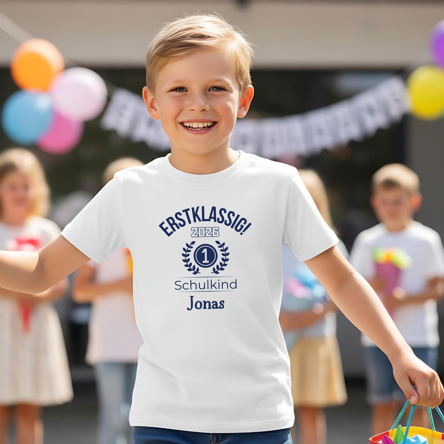 Personalisiertes Erstklassig Schulkind T-Shirt 2026 für Jungen & Mädchen. Einschulungsshirt mit Nummer 1, ideal als Geschenk zum Schulanfang 2026, 1. Klasse, Tschüss Kindergarten. Schulkind Shirt mit Namen, Bio-Baumwolle, Einschulungsfeier Outfit, Einschulungsgeschenk mit Stil. Perfektes Schulkind T-Shirt Jungen Mädchen 2026, Zuckertüte Geschenk, Kita Abschied Shirt, Erstklässler Kleidung für den ersten Schultag mit Personalisierung & starker Botschaft. Erstklassig Schulkind T-Shirt