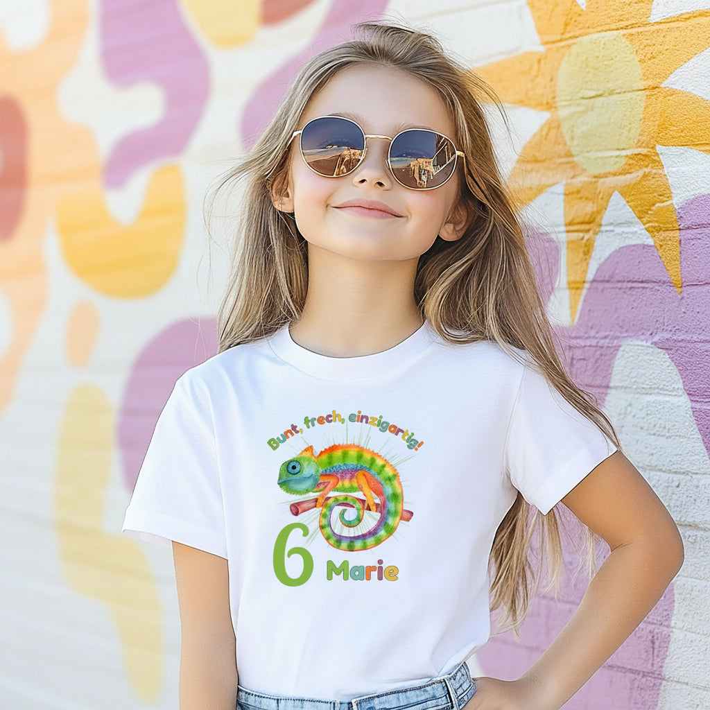 Personalisiertes Geburtstagsshirt Chamäleon mit Name und Alter für Kinder – einzigartiges Kindergeburtstagsgeschenk für Mädchen oder Jungen. Buntes Motiv mit Chamäleon, ideal für den 6. Geburtstag. Individuell gestaltetes T-Shirt für Geburtstagsfeier, Fotoshooting oder Party. Hochwertiges Kinder T-Shirt zum Geburtstag – farbenfrohes Geburtstagsoutfit für kleine Persönlichkeiten. Jetzt dein Chamäleon Shirt personalisieren. Personalisiertes Chamäleon Geburtstagsshirt für Kinder.