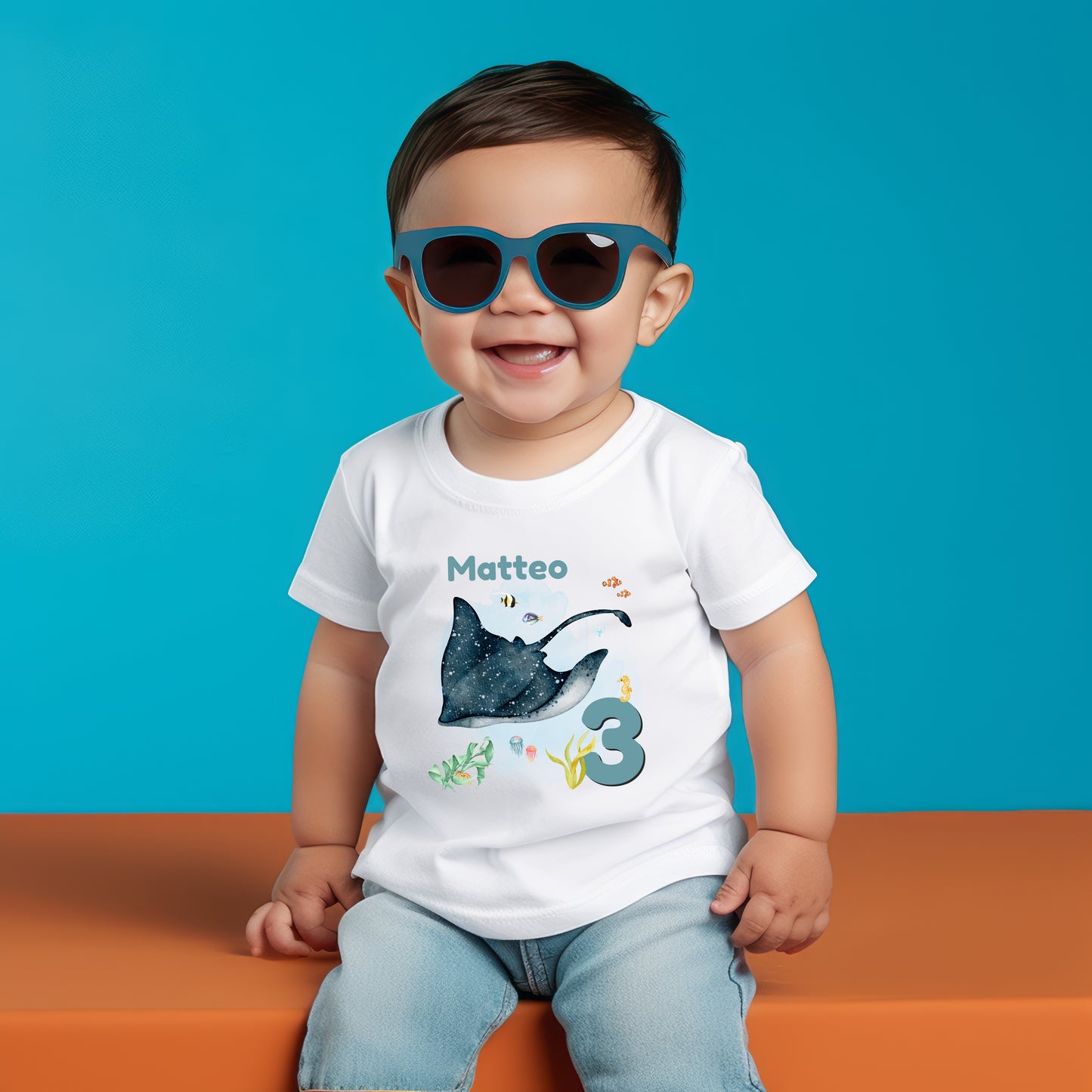 Personalisiertes Geburtstagsshirt für Kinder mit großem Rochen, tropischen Fischen, Algen, Name und Geburtstagszahl. Individuelles Kindergeburtstags-Outfit für Mädchen und Jungen mit Unterwasser-Motiv und Meerestiere-Design. Perfekt als Geburtstags-T-Shirt mit Namen, persönliches Geburtstagsgeschenk für Kinder oder Outfit für Meerjungfrauen-Party, Unterwasserparty oder Ozean-Geburtstag. Personalisierbares Kinder-Shirt mit Rochen, Zahl und Namen. T-Shirt zum Geburtstag für kleine Meeresfans und Ozean-Liebhab
