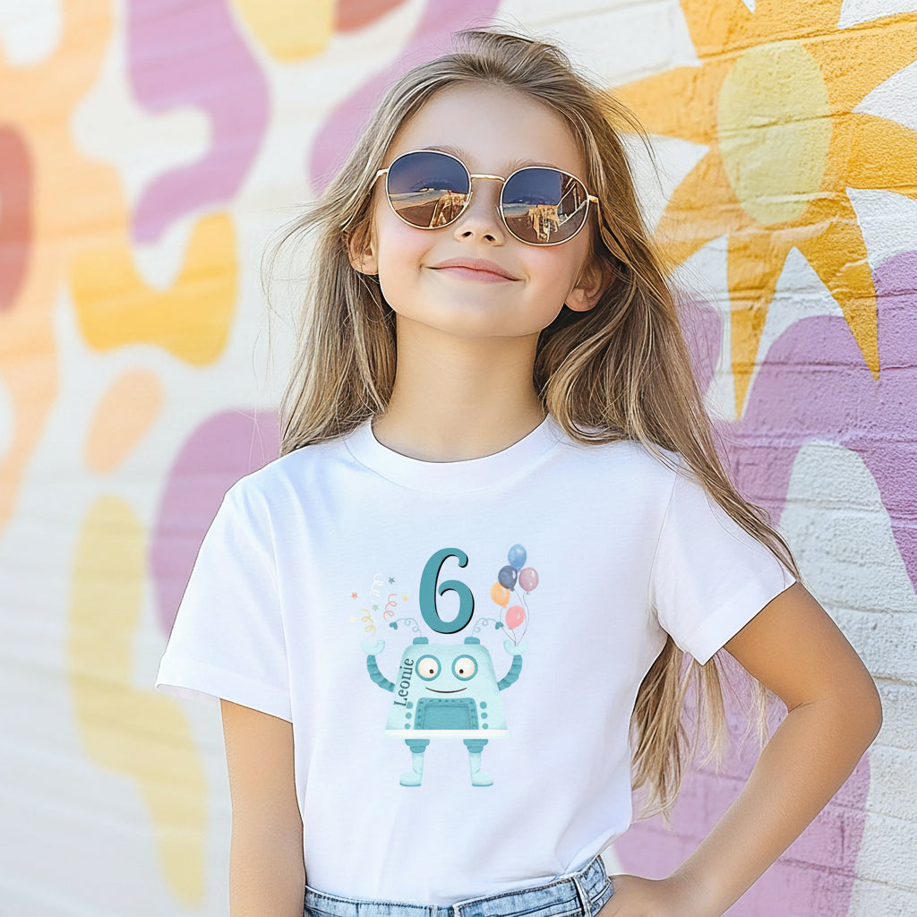 Personalisiertes Geburtstagsshirt mit Namen und Zahl, perfekt als Kindergeburtstag T-Shirt oder Geschenk zum Geburtstag. Dieses weiche Bio-Baumwoll T-Shirt zum Geburtstag ist ideal für Jungen und Mädchen, die ihren großen Tag stilvoll feiern möchten. Das Geburtstagsshirt mit Namen ist langlebig, pflegeleicht und in Schwarz, Weiß oder Navy erhältlich. Tolles Kindergeburtstagsgeschenk für Familienfeier, Kindergartenparty oder Geburtstagsfeier. Geburtstagsshirt mit Roboter