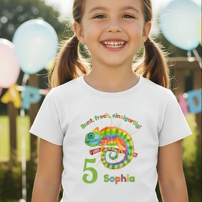 Personalisiertes Geburtstagsshirt Chamäleon mit Name und Alter für Kinder – einzigartiges Kindergeburtstagsgeschenk für Mädchen oder Jungen. Buntes Motiv mit Chamäleon, ideal für den 6. Geburtstag. Individuell gestaltetes T-Shirt für Geburtstagsfeier, Fotoshooting oder Party. Hochwertiges Kinder T-Shirt zum Geburtstag – farbenfrohes Geburtstagsoutfit für kleine Persönlichkeiten. Jetzt dein Chamäleon Shirt personalisieren. Personalisiertes Chamäleon Geburtstagsshirt für Kinder.