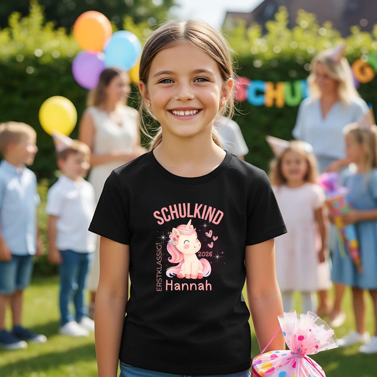 Personalisiertes Schulkind T-Shirt 2026 mit Einhorn-Motiv, liebevoll gestaltet für den ersten Schultag. Einschulungsshirt für Mädchen und Jungen mit dem Spruch „Erstklassig“ – perfekt als Geschenk zur Einschulung, zum Kita Abschied oder für das erste Klassenfoto. Ideal als Erstklässler T-Shirt, Schulkind Outfit 2026 oder T-Shirt zur Einschulungsfeier. Mit Name personalisierbar und aus Bio-Baumwolle für Kinder, die Schulkind sind. Für Einschulung, Kita Abschied, Schultüte oder erstes Klassenfoto.