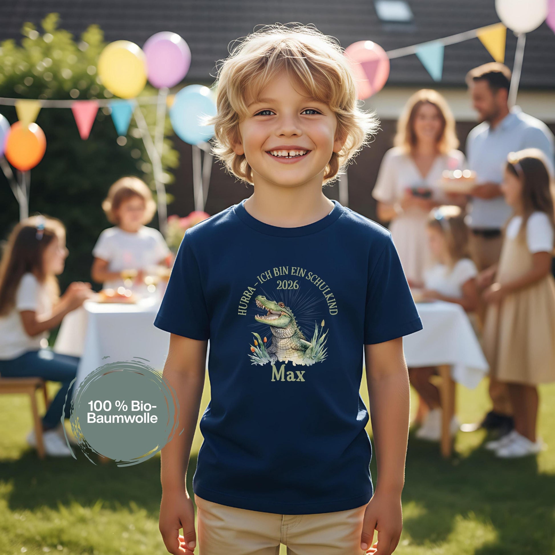 Personalisiertes T-Shirt zur Einschulung 2026 mit Krokodil-Motiv. Schulkind T-Shirt für Jungen und Mädchen – ideal als T-Shirt zur Einschulung, als Geschenk Einschulung Kind, für den ersten Schultag oder als Bye Bye Kindergarten Shirt. Perfekt als T-Shirt Schulanfang Kind, T-Shirt für Erstklässler, Einschulung Shirt Junge, Einschulung Shirt Mädchen, Schulanfänger T-Shirt oder Erinnerung an den Schulstart. Lustiges, mutiges Motiv mit Namen – ein Highlight für den Schulbeginn.