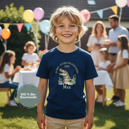 Personalisiertes T-Shirt zur Einschulung 2026 mit Krokodil-Motiv. Schulkind T-Shirt für Jungen und Mädchen – ideal als T-Shirt zur Einschulung, als Geschenk Einschulung Kind, für den ersten Schultag oder als Bye Bye Kindergarten Shirt. Perfekt als T-Shirt Schulanfang Kind, T-Shirt für Erstklässler, Einschulung Shirt Junge, Einschulung Shirt Mädchen, Schulanfänger T-Shirt oder Erinnerung an den Schulstart. Lustiges, mutiges Motiv mit Namen – ein Highlight für den Schulbeginn.