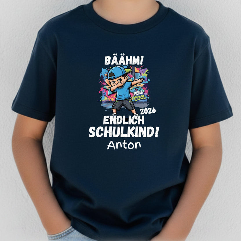 Personalisiertes Schulkind T-Shirt 2026 mit coolem Dabbing Jungen Motiv und Aufdruck „Endlich Schulkind“, gestaltet als modernes Einschulungsshirt für Jungen. Das Schulkind Shirt 2026 zeigt ein Kind und steht für Selbstbewusstsein, Freude und den Schulanfang. Ideal als Geschenk zur Einschulung, Schulanfang Geschenk oder Überraschung zum ersten Schultag. Perfektes Einschulung Outfit für Erstklässler, personalisierbar mit Name, geeignet für Schule, Einschulungsfeier oder erstes Klassenfoto.