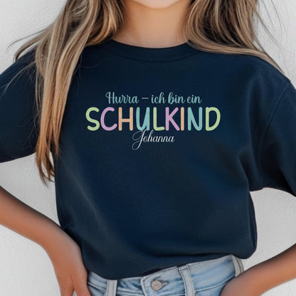 Personalisiertes Schulkind T-Shirt 2026 für Jungen und Mädchen – Geschenkidee zur Einschulung mit buntem Schriftzug „Hurra – endlich Schulkind“, Unisex-Schnitt, perfekt für Erstklässler und Schulanfänger. Einschulungsshirt aus 100 % Bio-Baumwolle, individuell mit Namen bedruckbar, hautfreundlich und langlebig. Ideal als T-Shirt zur Einschulung, Einschulungsgeschenk, Schultüten-Füllung oder Bye Bye Kindergarten Geschenk – modernes, emotionales Motiv für stolze Kinder zum Schulstart.