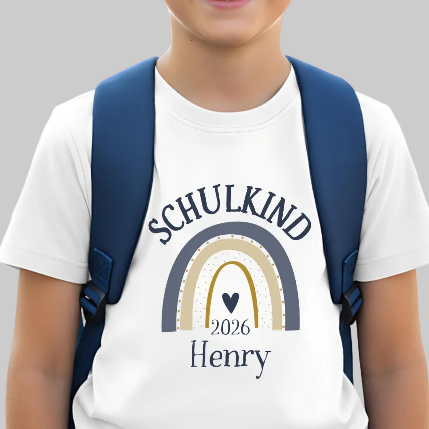 Personalisiertes Erstklassig Schulkind T-Shirt 2026 für Jungen & Mädchen. Einschulungsshirt mit Regenbogen, ideal als Geschenk zum Schulanfang 2026, 1. Klasse, Tschüss Kindergarten. Schulkind Shirt mit Namen, Bio-Baumwolle, Einschulungsfeier Outfit, Einschulungsgeschenk mit Stil. Perfektes Schulkind T-Shirt Jungen Mädchen 2026, Zuckertüte Geschenk, Kita Abschied Shirt, Erstklässler Kleidung für den ersten Schultag mit Personalisierung & starker Botschaft. Schulkind T-Shirt
