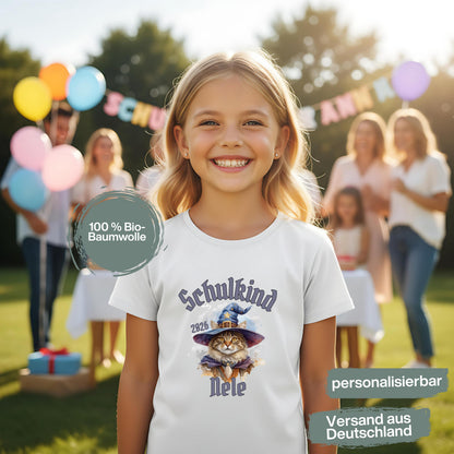 Personalisiertes T-Shirt zur Einschulung 2026 mit Katzenmotiv als besonderes Geschenk zum Schulstart für Mädchen. Hochwertiges Schulkind T-Shirt aus 100 % Bio-Baumwolle, ideal für Erstklässler, perfekt als Überraschung zum Schulanfang oder als Bye Bye Kindergarten Erinnerung. Einschulung Shirt Mädchen mit Namen, liebevoll gestaltet, bequem und langlebig – ein Schulanfänger T-Shirt mit Herz und Stil, das in Schultüte oder zur Feier passt. Geschenkidee Schulstart voller Fantasie. T-Shirt Schulkind