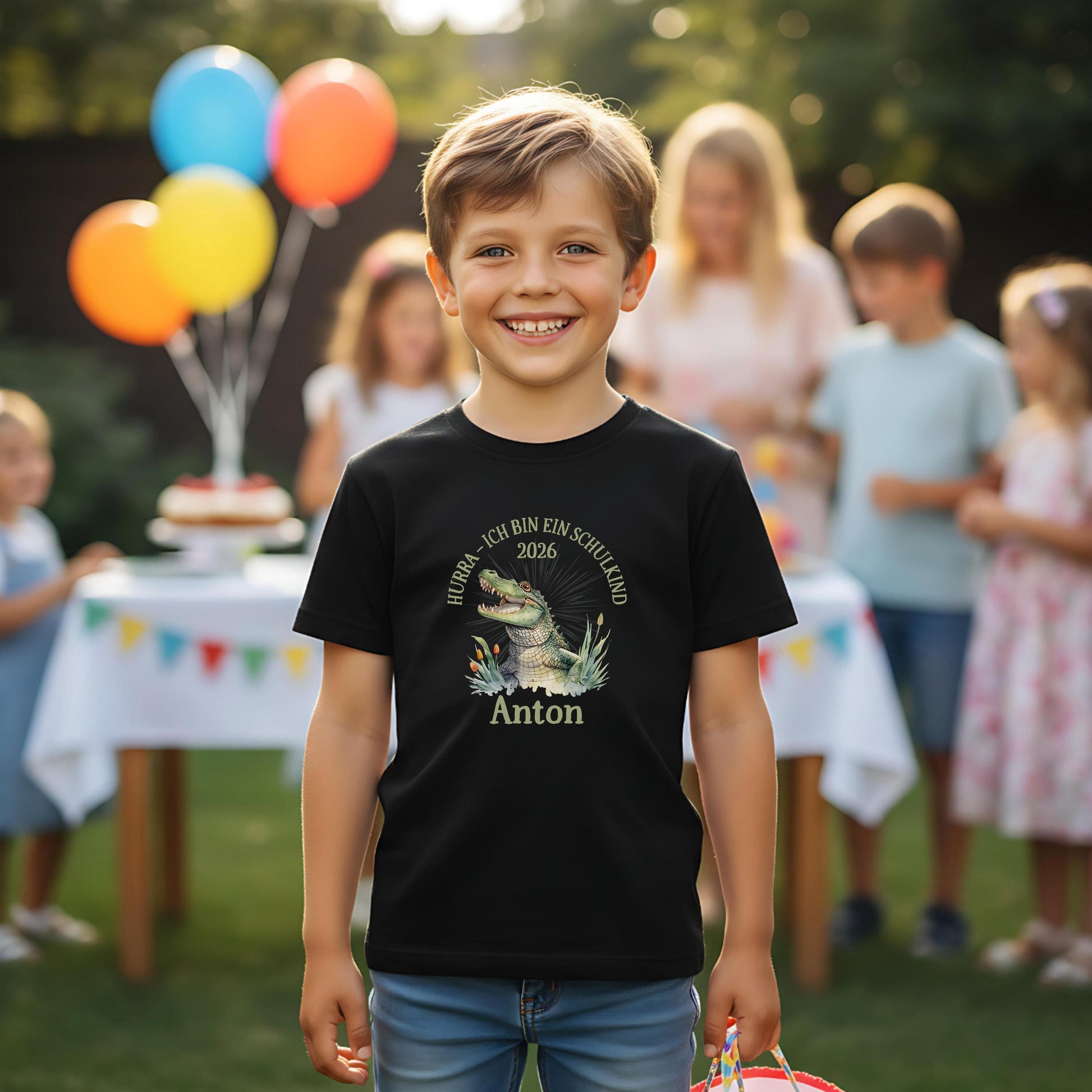 Personalisiertes T-Shirt zur Einschulung 2026 mit Krokodil-Motiv. Schulkind T-Shirt für Jungen und Mädchen – ideal als T-Shirt zur Einschulung, als Geschenk Einschulung Kind, für den ersten Schultag oder als Bye Bye Kindergarten Shirt. Perfekt als T-Shirt Schulanfang Kind, T-Shirt für Erstklässler, Einschulung Shirt Junge, Einschulung Shirt Mädchen, Schulanfänger T-Shirt oder Erinnerung an den Schulstart. Lustiges, mutiges Motiv mit Namen – ein Highlight für den Schulbeginn.