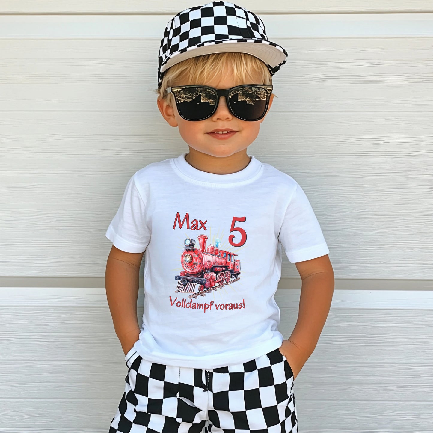 Personalisiertes Geburtstagsshirt mit Namen und Zahl, perfekt als Kindergeburtstag T-Shirt oder Geschenk zum Geburtstag. Dieses weiche Bio-Baumwoll T-Shirt zum Geburtstag ist ideal für Jungen und Mädchen, die ihren großen Tag stilvoll feiern möchten. Das Geburtstagsshirt mit Namen ist langlebig, pflegeleicht und in Schwarz, Weiß erhältlich. Tolles Kindergeburtstagsgeschenk für Familienfeier, Kindergartenparty oder Geburtstagsfeier. Geburtstagsshirt mit Zug Dampflok, Geburtstagsshirt mit Namen