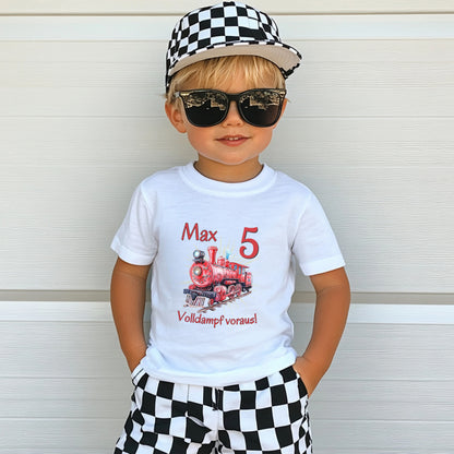 Personalisiertes Geburtstagsshirt mit Namen und Zahl, perfekt als Kindergeburtstag T-Shirt oder Geschenk zum Geburtstag. Dieses weiche Bio-Baumwoll T-Shirt zum Geburtstag ist ideal für Jungen und Mädchen, die ihren großen Tag stilvoll feiern möchten. Das Geburtstagsshirt mit Namen ist langlebig, pflegeleicht und in Schwarz, Weiß erhältlich. Tolles Kindergeburtstagsgeschenk für Familienfeier, Kindergartenparty oder Geburtstagsfeier. Geburtstagsshirt mit Zug Dampflok, Geburtstagsshirt mit Namen