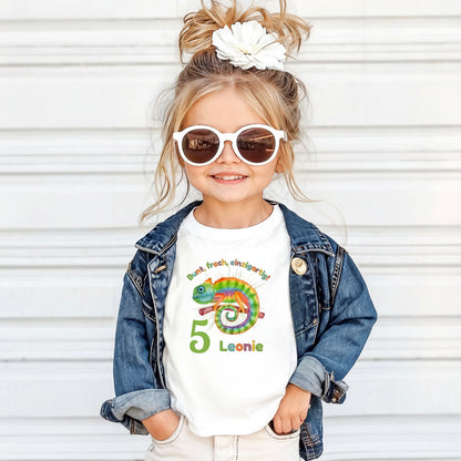 Personalisiertes Geburtstagsshirt Chamäleon mit Name und Alter für Kinder – einzigartiges Kindergeburtstagsgeschenk für Mädchen oder Jungen. Buntes Motiv mit Chamäleon, ideal für den 6. Geburtstag. Individuell gestaltetes T-Shirt für Geburtstagsfeier, Fotoshooting oder Party. Hochwertiges Kinder T-Shirt zum Geburtstag – farbenfrohes Geburtstagsoutfit für kleine Persönlichkeiten. Jetzt dein Chamäleon Shirt personalisieren. Personalisiertes Chamäleon Geburtstagsshirt für Kinder.