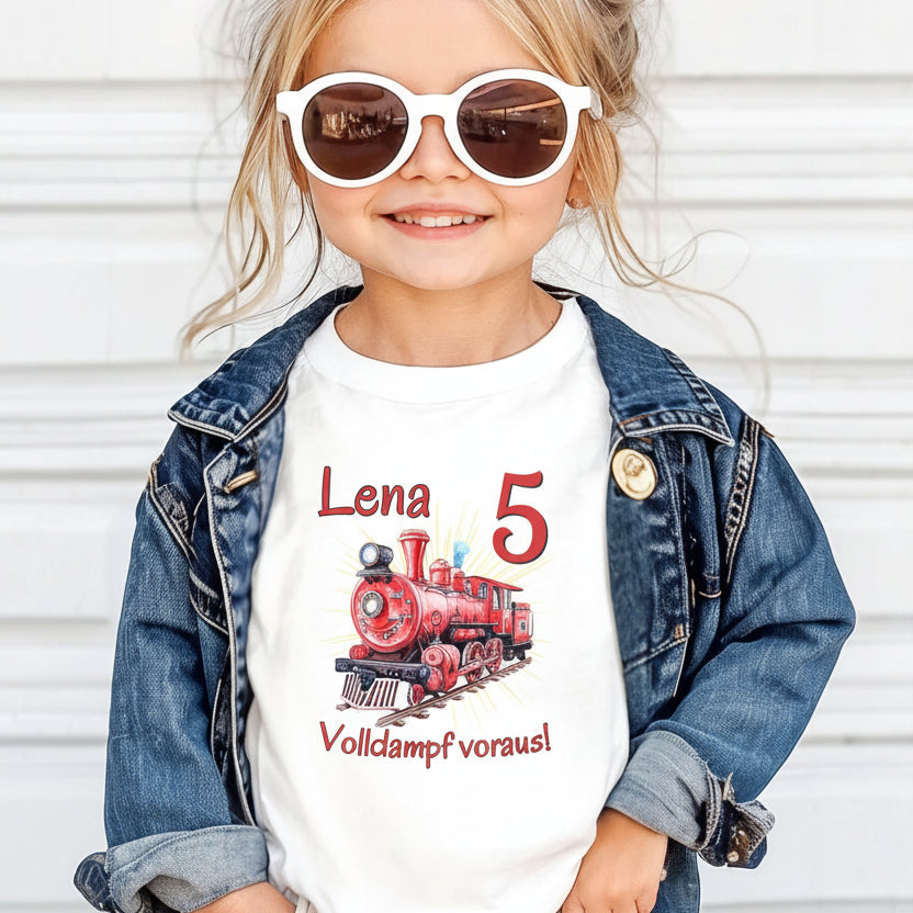 Personalisiertes Geburtstagsshirt mit Namen und Zahl, perfekt als Kindergeburtstag T-Shirt oder Geschenk zum Geburtstag. Dieses weiche Bio-Baumwoll T-Shirt zum Geburtstag ist ideal für Jungen und Mädchen, die ihren großen Tag stilvoll feiern möchten. Das Geburtstagsshirt mit Namen ist langlebig, pflegeleicht und in Schwarz, Weiß erhältlich. Tolles Kindergeburtstagsgeschenk für Familienfeier, Kindergartenparty oder Geburtstagsfeier. Geburtstagsshirt mit Zug Dampflok, Geburtstagsshirt mit Namen
