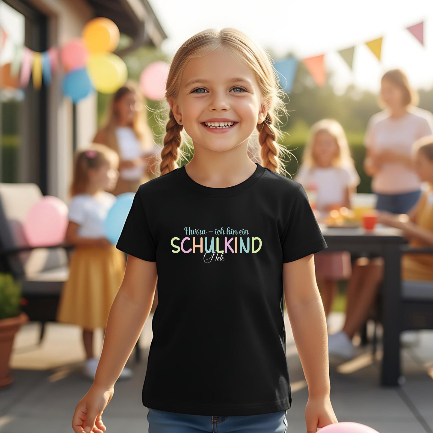 Personalisiertes Schulkind T-Shirt 2026 für Jungen und Mädchen – Geschenkidee zur Einschulung mit buntem Schriftzug „Hurra – endlich Schulkind“, Unisex-Schnitt, perfekt für Erstklässler und Schulanfänger. Einschulungsshirt aus 100 % Bio-Baumwolle, individuell mit Namen bedruckbar, hautfreundlich und langlebig. Ideal als T-Shirt zur Einschulung, Einschulungsgeschenk, Schultüten-Füllung oder Bye Bye Kindergarten Geschenk – modernes, emotionales Motiv für stolze Kinder zum Schulstart.