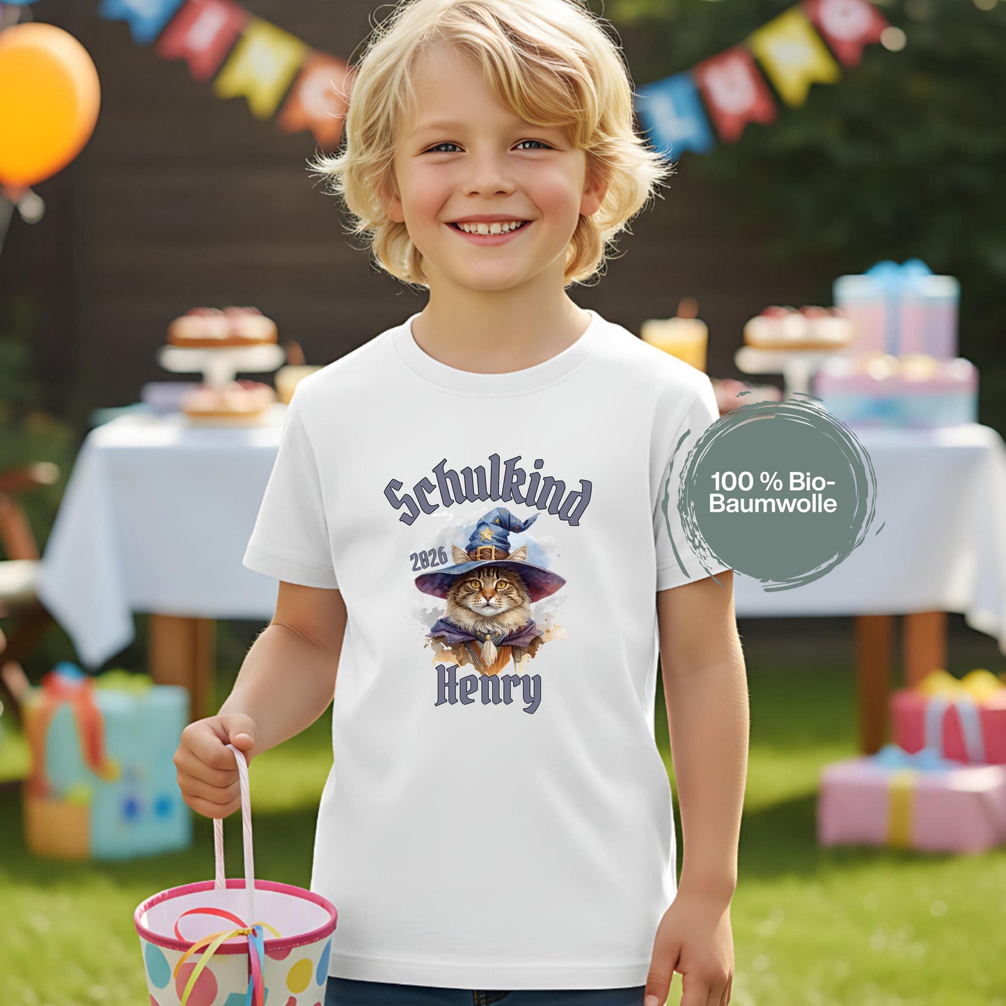 Personalisiertes T-Shirt zur Einschulung 2026 mit Katzenmotiv als besonderes Geschenk zum Schulstart für Mädchen. Hochwertiges Schulkind T-Shirt aus 100 % Bio-Baumwolle, ideal für Erstklässler, perfekt als Überraschung zum Schulanfang oder als Bye Bye Kindergarten Erinnerung. Einschulung Shirt Mädchen mit Namen, liebevoll gestaltet, bequem und langlebig – ein Schulanfänger T-Shirt mit Herz und Stil, das in Schultüte oder zur Feier passt. Geschenkidee Schulstart voller Fantasie. T-Shirt Schulkind