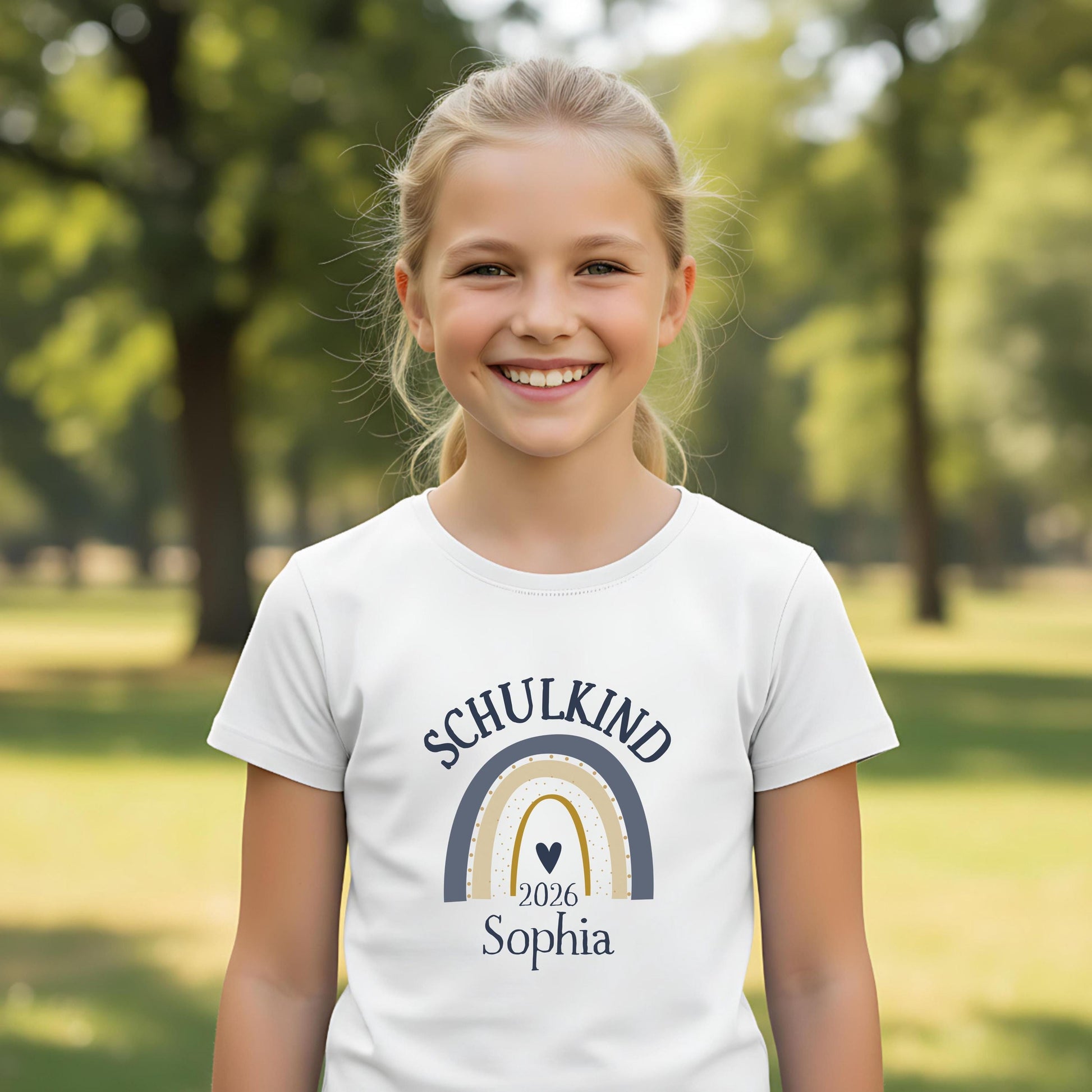 Personalisiertes Erstklassig Schulkind T-Shirt 2026 für Jungen & Mädchen. Einschulungsshirt mit Regenbogen, ideal als Geschenk zum Schulanfang 2026, 1. Klasse, Tschüss Kindergarten. Schulkind Shirt mit Namen, Bio-Baumwolle, Einschulungsfeier Outfit, Einschulungsgeschenk mit Stil. Perfektes Schulkind T-Shirt Jungen Mädchen 2026, Zuckertüte Geschenk, Kita Abschied Shirt, Erstklässler Kleidung für den ersten Schultag mit Personalisierung & starker Botschaft. Schulkind T-Shirt