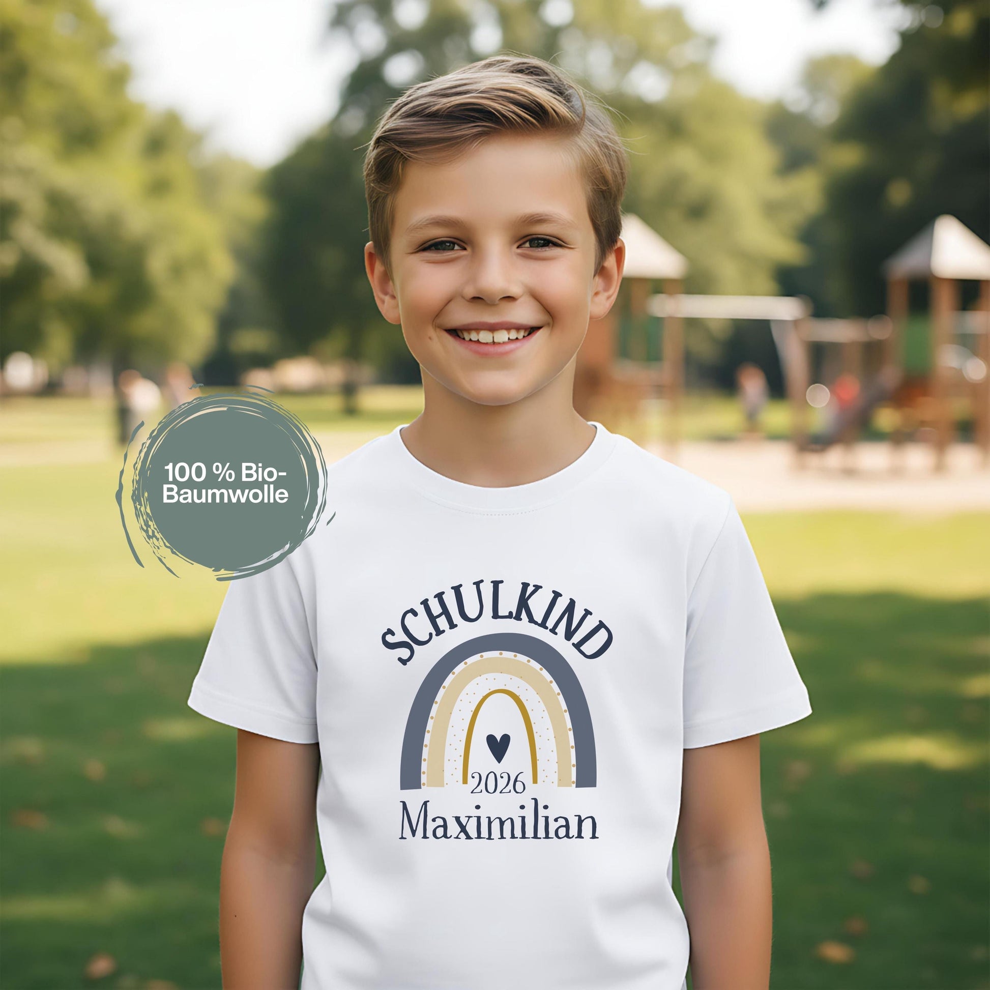 Personalisiertes Erstklassig Schulkind T-Shirt 2026 für Jungen & Mädchen. Einschulungsshirt mit Regenbogen, ideal als Geschenk zum Schulanfang 2026, 1. Klasse, Tschüss Kindergarten. Schulkind Shirt mit Namen, Bio-Baumwolle, Einschulungsfeier Outfit, Einschulungsgeschenk mit Stil. Perfektes Schulkind T-Shirt Jungen Mädchen 2026, Zuckertüte Geschenk, Kita Abschied Shirt, Erstklässler Kleidung für den ersten Schultag mit Personalisierung & starker Botschaft. Schulkind T-Shirt