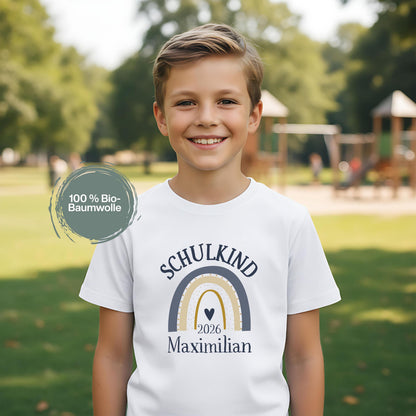 Personalisiertes Erstklassig Schulkind T-Shirt 2026 für Jungen & Mädchen. Einschulungsshirt mit Regenbogen, ideal als Geschenk zum Schulanfang 2026, 1. Klasse, Tschüss Kindergarten. Schulkind Shirt mit Namen, Bio-Baumwolle, Einschulungsfeier Outfit, Einschulungsgeschenk mit Stil. Perfektes Schulkind T-Shirt Jungen Mädchen 2026, Zuckertüte Geschenk, Kita Abschied Shirt, Erstklässler Kleidung für den ersten Schultag mit Personalisierung & starker Botschaft. Schulkind T-Shirt