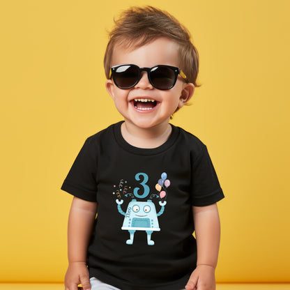 Personalisiertes Geburtstagsshirt mit Namen und Zahl, perfekt als Kindergeburtstag T-Shirt oder Geschenk zum Geburtstag. Dieses weiche Bio-Baumwoll T-Shirt zum Geburtstag ist ideal für Jungen und Mädchen, die ihren großen Tag stilvoll feiern möchten. Das Geburtstagsshirt mit Namen ist langlebig, pflegeleicht und in Schwarz, Weiß oder Navy erhältlich. Tolles Kindergeburtstagsgeschenk für Familienfeier, Kindergartenparty oder Geburtstagsfeier. Geburtstagsshirt mit Roboter