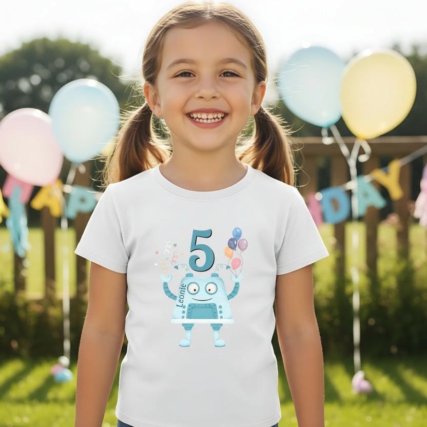 Personalisiertes Geburtstagsshirt mit Namen und Zahl, perfekt als Kindergeburtstag T-Shirt oder Geschenk zum Geburtstag. Dieses weiche Bio-Baumwoll T-Shirt zum Geburtstag ist ideal für Jungen und Mädchen, die ihren großen Tag stilvoll feiern möchten. Das Geburtstagsshirt mit Namen ist langlebig, pflegeleicht und in Schwarz, Weiß oder Navy erhältlich. Tolles Kindergeburtstagsgeschenk für Familienfeier, Kindergartenparty oder Geburtstagsfeier. Geburtstagsshirt mit Roboter