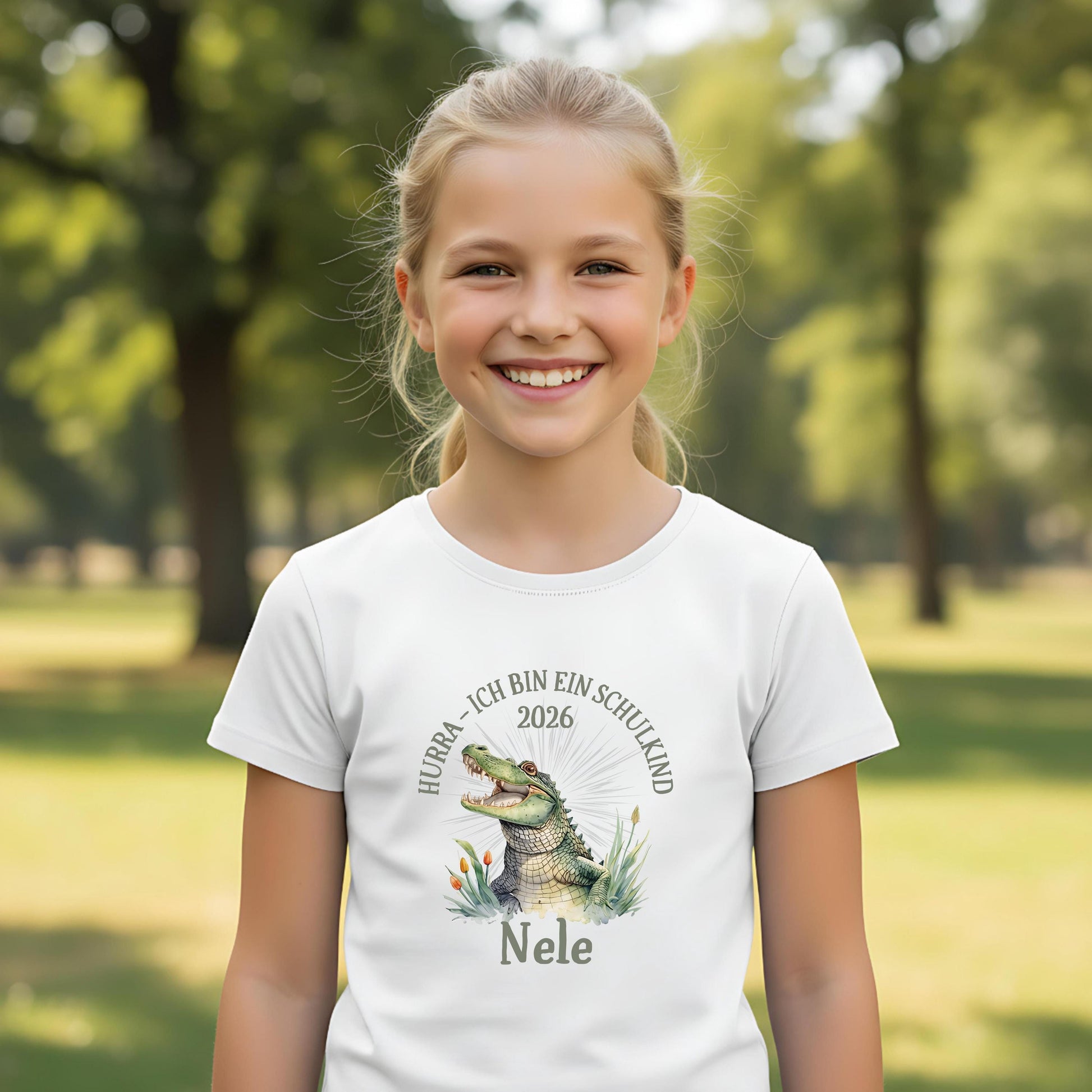 Personalisiertes T-Shirt zur Einschulung 2026 mit Krokodil-Motiv. Schulkind T-Shirt für Jungen und Mädchen – ideal als T-Shirt zur Einschulung, als Geschenk Einschulung Kind, für den ersten Schultag oder als Bye Bye Kindergarten Shirt. Perfekt als T-Shirt Schulanfang Kind, T-Shirt für Erstklässler, Einschulung Shirt Junge, Einschulung Shirt Mädchen, Schulanfänger T-Shirt oder Erinnerung an den Schulstart. Lustiges, mutiges Motiv mit Namen – ein Highlight für den Schulbeginn.