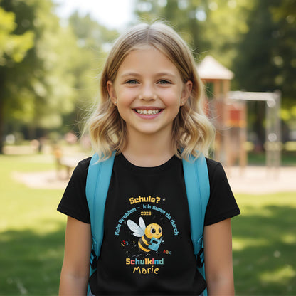 Personalisiertes Schulkind T-Shirt 2026 mit lustigem Bienen-Motiv und Spruch „Schule? Kein Problem – ich summ da durch“. Einschulungsshirt mit Name für Jungen & Mädchen, perfekt für den ersten Schultag. Einschulung Geschenk, Schulanfang Shirt, Erstklässler Outfit oder T-Shirt zur Einschulungsfeier. Schulkind T-Shirt 2026 aus Bio-Baumwolle, ideal für Einschulung 2026, Tschüss Kindergarten, Schultüte Geschenk und Kita Abschied. Einschulungsgeschenk mit Humor & Herz.