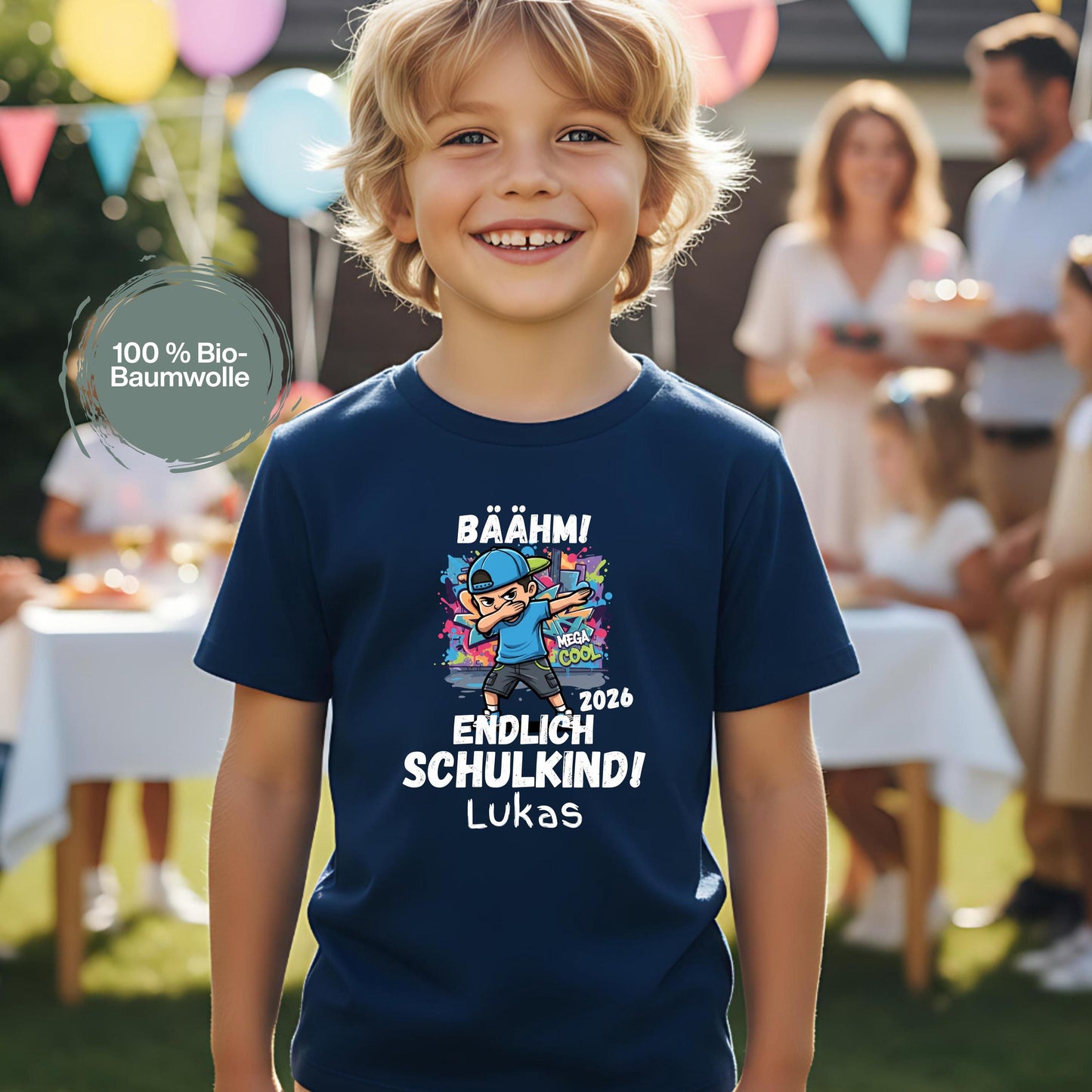 Personalisiertes Schulkind T-Shirt 2026 mit coolem Dabbing Jungen Motiv und Aufdruck „Endlich Schulkind“, gestaltet als modernes Einschulungsshirt für Jungen. Das Schulkind Shirt 2026 zeigt ein Kind und steht für Selbstbewusstsein, Freude und den Schulanfang. Ideal als Geschenk zur Einschulung, Schulanfang Geschenk oder Überraschung zum ersten Schultag. Perfektes Einschulung Outfit für Erstklässler, personalisierbar mit Name, geeignet für Schule, Einschulungsfeier oder erstes Klassenfoto.