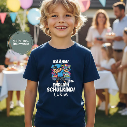 Personalisiertes Schulkind T-Shirt 2026 mit coolem Dabbing Jungen Motiv und Aufdruck „Endlich Schulkind“, gestaltet als modernes Einschulungsshirt für Jungen. Das Schulkind Shirt 2026 zeigt ein Kind und steht für Selbstbewusstsein, Freude und den Schulanfang. Ideal als Geschenk zur Einschulung, Schulanfang Geschenk oder Überraschung zum ersten Schultag. Perfektes Einschulung Outfit für Erstklässler, personalisierbar mit Name, geeignet für Schule, Einschulungsfeier oder erstes Klassenfoto.