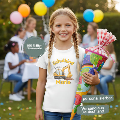 Schulkind T-Shirt 2026 mit Bagger-Motiv, perfekt als Geschenk zur Einschulung für Jungen, die Baustellen und Baumaschinen lieben. Einschulungsshirt mit personalisierbarem Namen, ideal für den Schulanfang, das erste Klassenfoto oder die Einschulungsfeier. Hochwertiges T-Shirt für Erstklässler aus 100 % Bio-Baumwolle – weich, bequem und langlebig. Schulstart T-Shirt für kleine Bauarbeiter – stark, mutig und bereit für die 1. Klasse. Einschulung 2026 Geschenkidee mit Bagger für Jungen.