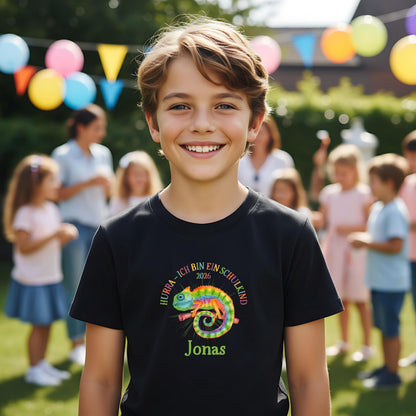 Cooles Schulkind T-Shirt 2026 mit Chamäleon-Motiv, perfekt für Jungen zur Einschulung. Ideal als Geschenk zum Schulanfang für mutige Kinder, die mit Stil in die 1. Klasse starten. Das T-Shirt zur Einschulung besteht aus 100 % Bio-Baumwolle und kann mit Namen personalisiert werden. Perfekt als Einschulung Shirt Junge, T-Shirt endlich Schulkind, Geschenk Einschulung Kind, T-Shirt für Erstklässler oder Bye Bye Kindergarten Geschenk. Dieses Einschulungsshirt bringt und Vorfreude auf den Schulstart