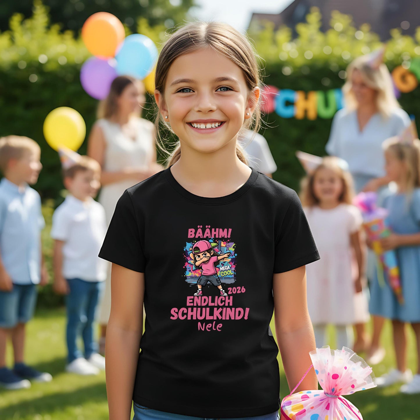 Personalisiertes Schulkind T-Shirt 2026 für Mädchen und Aufdruck „Endlich Schulkind“, modernes Einschulungsshirt für den Schulanfang. Das Schulkind Shirt zeigt ein cooles Mädchen im Streetstyle beim Dab Dance und steht für Selbstbewusstsein, Freude und einen stylischen Start in die Schule. Ideal als Geschenk zur Einschulung, Schulanfang Geschenk oder für die Schultüte. Perfekt als Einschulung Outfit, für die Einschulungsfeier, den ersten Schultag oder das Klassenfoto, personalisiert mit Namen.
