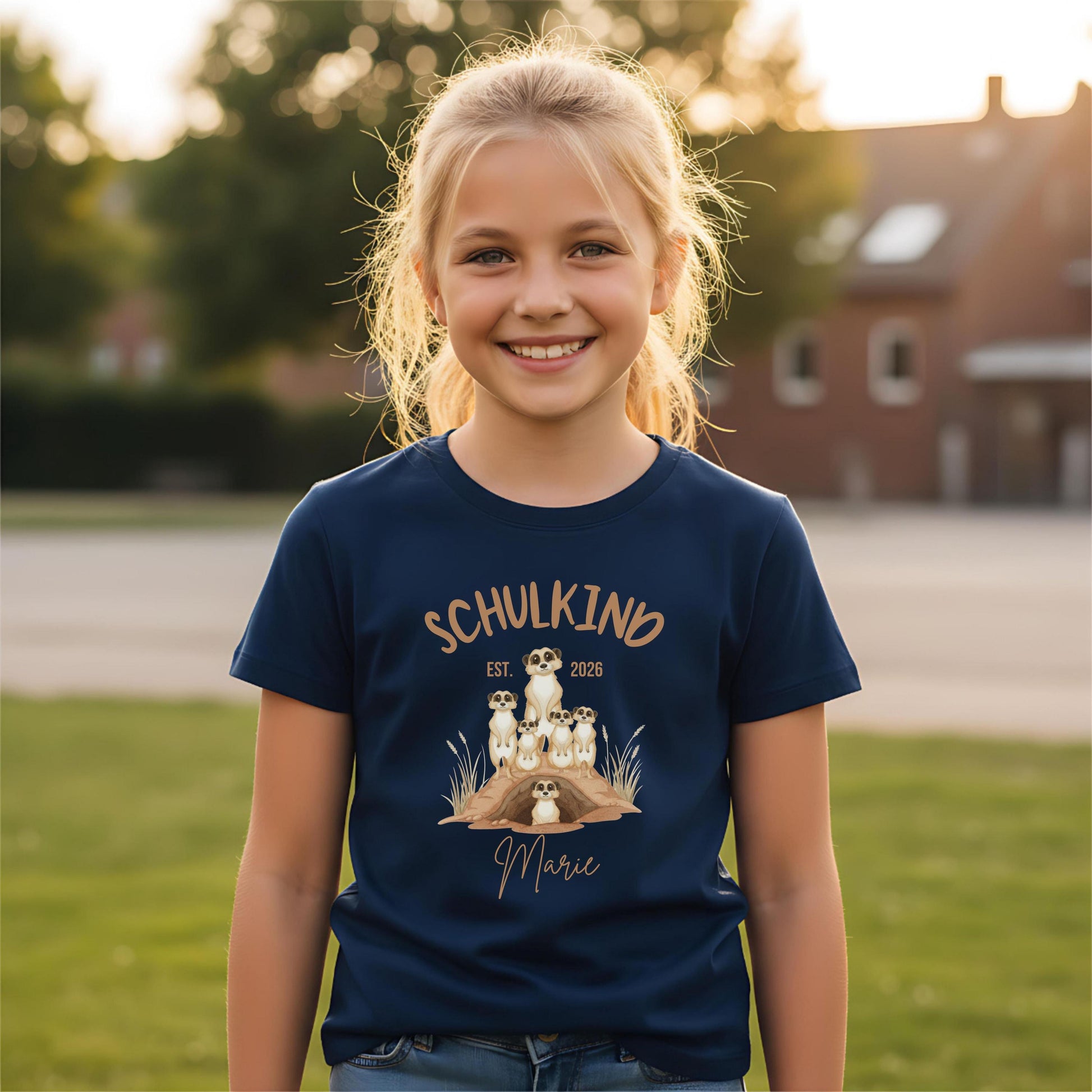Personalisiertes Schulkind T-Shirt 2026 mit süßem Erdmännchen Motiv – perfekt als Geschenk zur Einschulung für Tierfreunde. Einschulungsshirt für Jungen und Mädchen, ideal zur Einschulungsfeier oder als Überraschung zum ersten Schultag. Als Schulanfang Geschenk oder Bye Bye Kindergarten Shirt ein beliebtes Motiv. Schulkind T-Shirt mit Name oder schlicht – für Einschulung 2026, Schulstart, Erstklässler T-Shirt und Kita Abschied. Liebevoll, einzigartig, mit Bedeutung.
