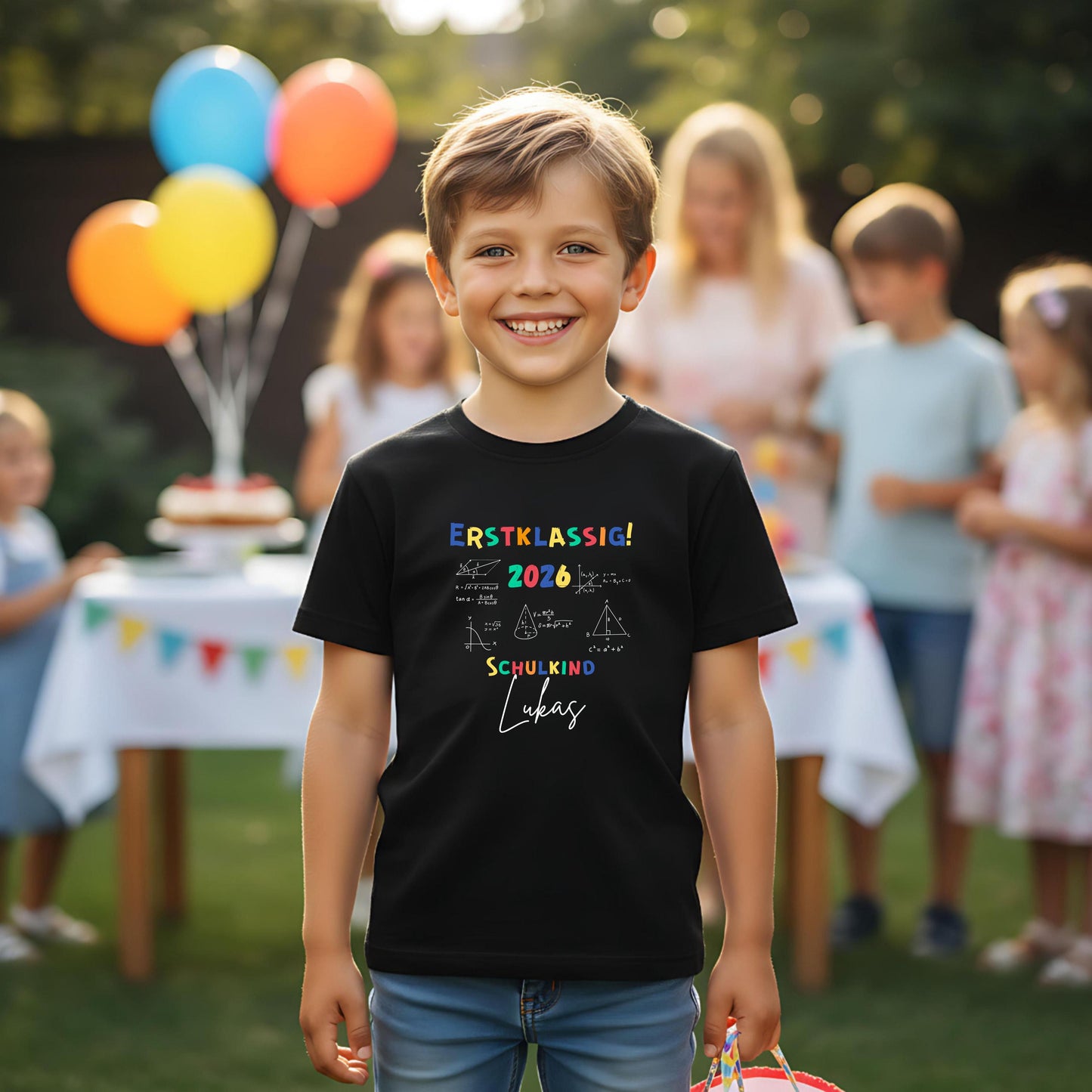 Personalisierbares Schulkind T-Shirt 2026 mit buntem „Erstklassig“-Schriftzug & Mathe-Formeln, ideal zur Einschulung. Einschulungsshirt Jungen & Mädchen, Schulanfang Geschenk 1. Klasse, Abschied Kita, personalisiertes Shirt für Schulanfänger. Schulkind T-Shirt Mathe Motiv, Einschulung 2026, Einschulungsgeschenk personalisiert mit Name. Bio-Baumwolle, Unisex-Schnitt, Einschulungsfeier, Schultüte, erstes Klassenfoto, Schulkind-Outfit für Jungen & Mädchen mit Köpfchen. Schulkind T-Shirt 2026