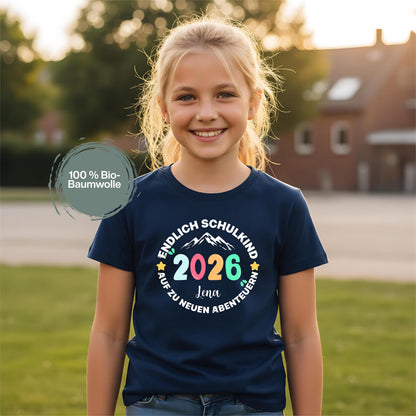 Cooles Schulkind T-Shirt 2026 mit Abenteuer Motiv, perfekt für Jungen und Mädchen zur Einschulung. Ideal als Geschenk zum Schulanfang für Kinder, die mit Stil in die 1. Klasse starten. Das T-Shirt zur Einschulung besteht aus 100 % Bio-Baumwolle und kann mit Namen personalisiert werden. Perfekt als Einschulung Shirt Junge, T-Shirt endlich Schulkind, Geschenk Einschulung Kind, T-Shirt für Erstklässler oder Bye Bye Kindergarten Geschenk. Dieses Einschulungsshirt bringt Vorfreude auf den Schulstart
