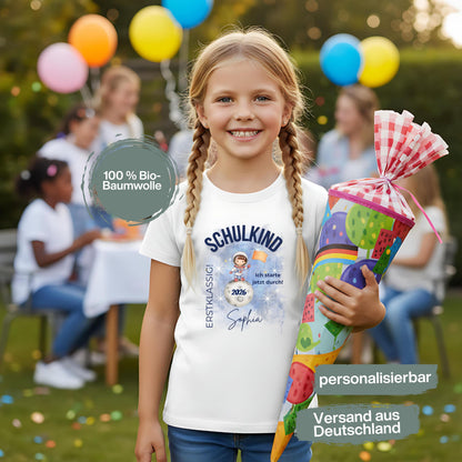 Personalisiertes Schulkind T-Shirt 2026 mit Astronauten Motiv, ideal als Geschenk zur Einschulung. Einschulungsshirt für Jungen und Mädchen zum ersten Schultag oder als Tschüss Kindergarten Shirt. Perfekt als Schulkind Outfit 2026, Erstklässler T-Shirt oder Einschulung T-Shirt mit Name. Für Einschulung 2026, Schulanfang Geschenk, Bye Bye Kindergarten, Einschulungsfeier, Kita Abschied und erster Schultag. Einschulungsgeschenk mit Rakete, Schulkind T-Shirt mit Bedeutung.