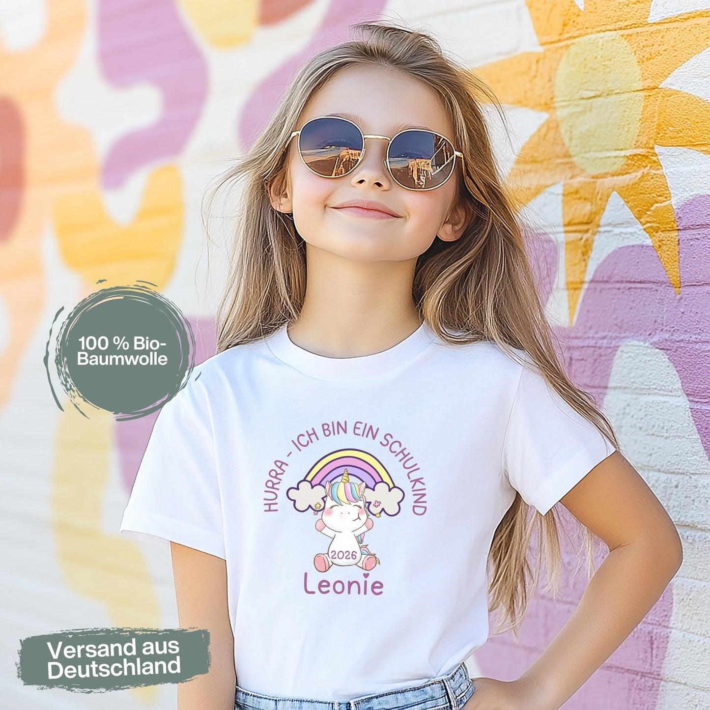 Schulkind T-Shirt 2026 mit Regenbogen und süßem Einhorn-Motiv – personalisierbar mit Namen. Perfekt als Einschulungsgeschenk für Mädchen zum Schulstart. Ideal für den ersten Schultag, Einschulungsfeier oder als Outfit für das Klassenfoto. Hochwertig bedruckt auf weicher Bio-Baumwolle, mit dem Spruch „Hurra – ich bin ein Schulkind“. Ein liebevoll gestaltetes T-Shirt zur Einschulung, das Magie, Mut und Vorfreude ausstrahlt. Geschenkidee für Schulanfängerinnen mit Herz und Fantasie.
