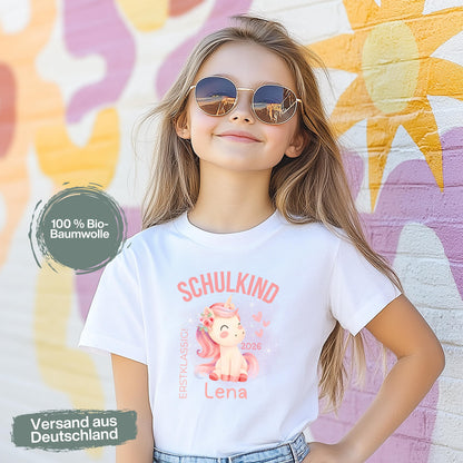 Personalisiertes Schulkind T-Shirt 2026 mit Einhorn-Motiv, liebevoll gestaltet für den ersten Schultag. Einschulungsshirt für Mädchen und Jungen mit dem Spruch „Erstklassig“ – perfekt als Geschenk zur Einschulung, zum Kita Abschied oder für das erste Klassenfoto. Ideal als Erstklässler T-Shirt, Schulkind Outfit 2026 oder T-Shirt zur Einschulungsfeier. Mit Name personalisierbar und aus Bio-Baumwolle für Kinder, die Schulkind sind. Für Einschulung, Kita Abschied, Schultüte oder erstes Klassenfoto.