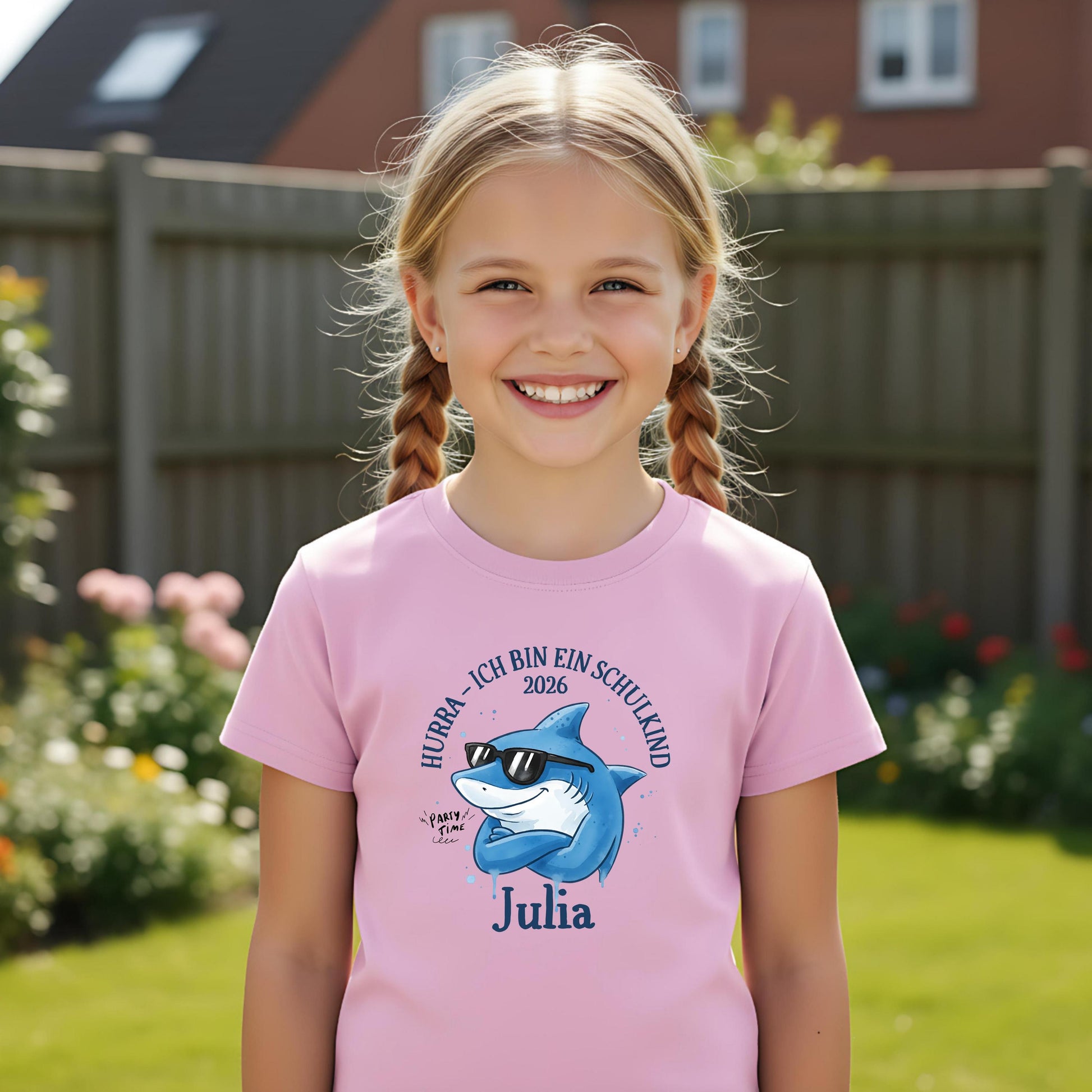Cooles Schulkind T-Shirt 2026 mit Hai-Motiv, perfekt für Jungen zur Einschulung. Ideal als Geschenk zum Schulanfang für mutige Kinder, die mit Stil in die 1. Klasse starten. Das T-Shirt zur Einschulung besteht aus 100 % Bio-Baumwolle und kann mit Namen personalisiert werden. Perfekt als Einschulung Shirt Junge, T-Shirt endlich Schulkind, Geschenk Einschulung Kind, T-Shirt für Erstklässler oder Bye Bye Kindergarten Geschenk. Dieses Einschulungsshirt bringt und Vorfreude auf den Schulstart