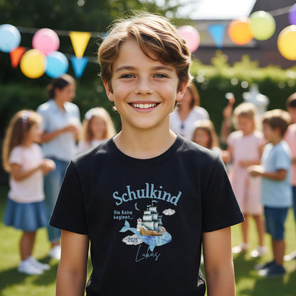 Schulkind T-Shirt 2026 mit Segelschiff Motiv, personalisiert mit Name. Einschulungsshirt für Mädchen und Jungen als Geschenk zur Einschulung oder zum Schulanfang. Schulkind Shirt mit der Aufschrift „Die Reise beginnt…“ – ideal für den ersten Schultag, Einschulungsfeier, Abschied vom Kindergarten oder als T-Shirt für die Schultüte. Hochwertiges Bio-Baumwoll Shirt mit maritimem Motiv für mutige Erstklässler. Einschulung T-Shirt individuell für Schulanfang & Bye Bye Kindergarten.