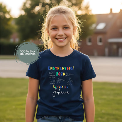 Personalisierbares Schulkind T-Shirt 2026 mit buntem „Erstklassig“-Schriftzug & Mathe-Formeln, ideal zur Einschulung. Einschulungsshirt Jungen & Mädchen, Schulanfang Geschenk 1. Klasse, Abschied Kita, personalisiertes Shirt für Schulanfänger. Schulkind T-Shirt Mathe Motiv, Einschulung 2026, Einschulungsgeschenk personalisiert mit Name. Bio-Baumwolle, Unisex-Schnitt, Einschulungsfeier, Schultüte, erstes Klassenfoto, Schulkind-Outfit für Jungen & Mädchen mit Köpfchen. Schulkind T-Shirt 2026