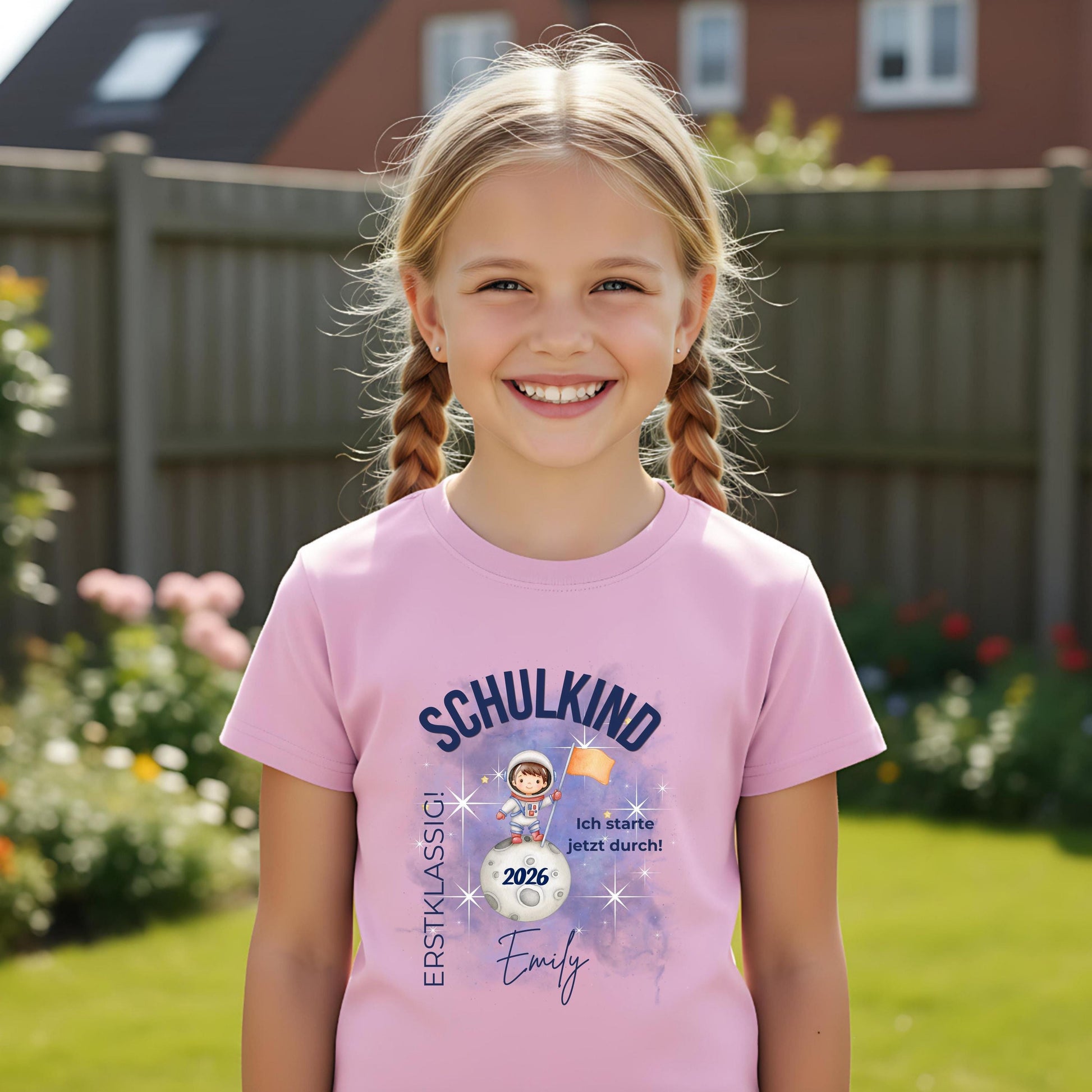 Personalisiertes Schulkind T-Shirt 2026 mit Astronauten Motiv, ideal als Geschenk zur Einschulung. Einschulungsshirt für Jungen und Mädchen zum ersten Schultag oder als Tschüss Kindergarten Shirt. Perfekt als Schulkind Outfit 2026, Erstklässler T-Shirt oder Einschulung T-Shirt mit Name. Für Einschulung 2026, Schulanfang Geschenk, Bye Bye Kindergarten, Einschulungsfeier, Kita Abschied und erster Schultag. Einschulungsgeschenk mit Rakete, Schulkind T-Shirt mit Bedeutung.