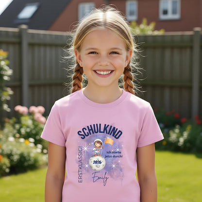 Personalisiertes Schulkind T-Shirt 2026 mit Astronauten Motiv, ideal als Geschenk zur Einschulung. Einschulungsshirt für Jungen und Mädchen zum ersten Schultag oder als Tschüss Kindergarten Shirt. Perfekt als Schulkind Outfit 2026, Erstklässler T-Shirt oder Einschulung T-Shirt mit Name. Für Einschulung 2026, Schulanfang Geschenk, Bye Bye Kindergarten, Einschulungsfeier, Kita Abschied und erster Schultag. Einschulungsgeschenk mit Rakete, Schulkind T-Shirt mit Bedeutung.