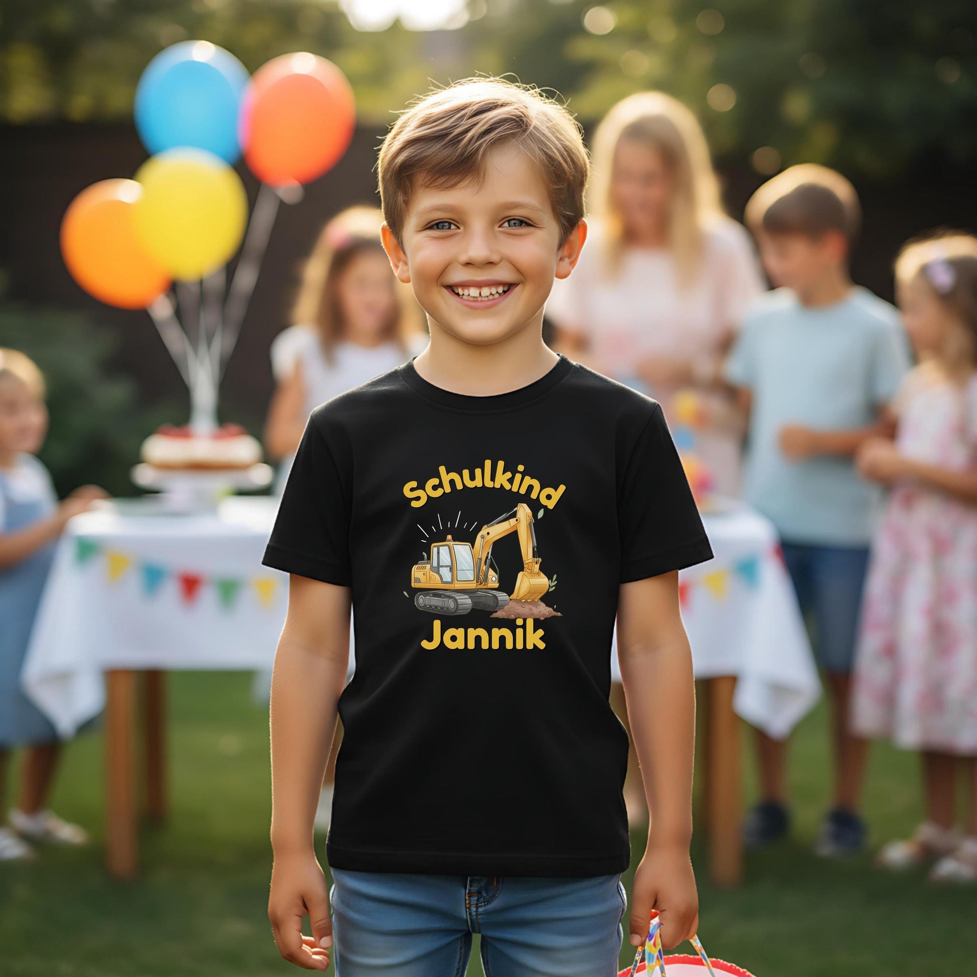 Schulkind T-Shirt 2026 mit Bagger-Motiv, perfekt als Geschenk zur Einschulung für Jungen, die Baustellen und Baumaschinen lieben. Einschulungsshirt mit personalisierbarem Namen, ideal für den Schulanfang, das erste Klassenfoto oder die Einschulungsfeier. Hochwertiges T-Shirt für Erstklässler aus 100 % Bio-Baumwolle – weich, bequem und langlebig. Schulstart T-Shirt für kleine Bauarbeiter – stark, mutig und bereit für die 1. Klasse. Einschulung 2026 Geschenkidee mit Bagger für Jungen.