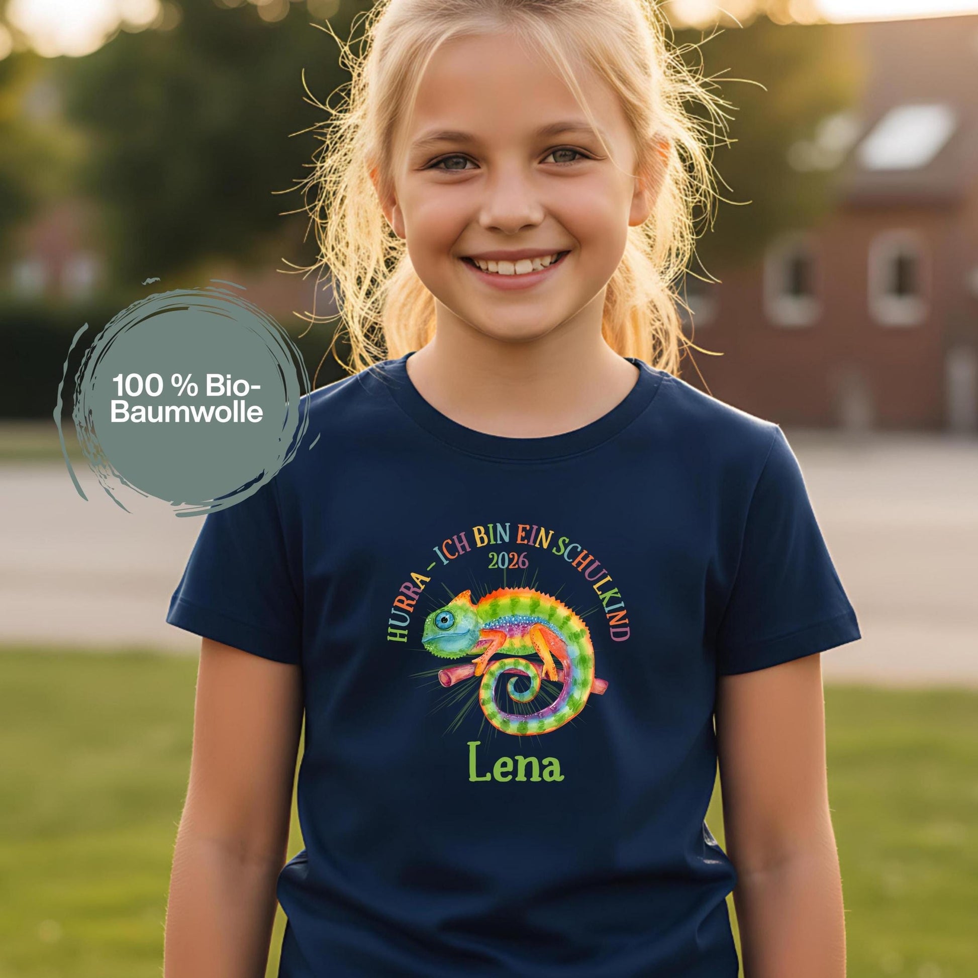 Cooles Schulkind T-Shirt 2026 mit Chamäleon-Motiv, perfekt für Jungen zur Einschulung. Ideal als Geschenk zum Schulanfang für mutige Kinder, die mit Stil in die 1. Klasse starten. Das T-Shirt zur Einschulung besteht aus 100 % Bio-Baumwolle und kann mit Namen personalisiert werden. Perfekt als Einschulung Shirt Junge, T-Shirt endlich Schulkind, Geschenk Einschulung Kind, T-Shirt für Erstklässler oder Bye Bye Kindergarten Geschenk. Dieses Einschulungsshirt bringt und Vorfreude auf den Schulstart